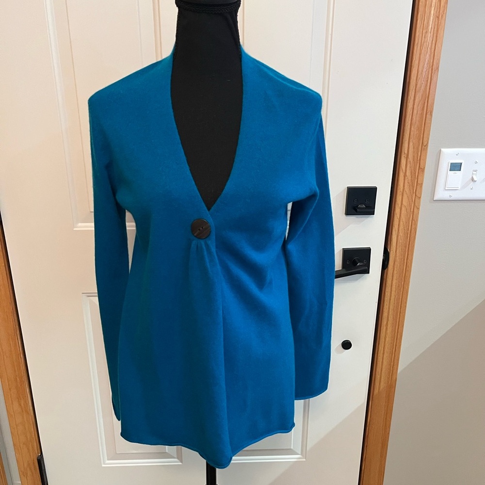Women’s In Cashmere 100% cashmere teal one button cardigan sweater. Size small